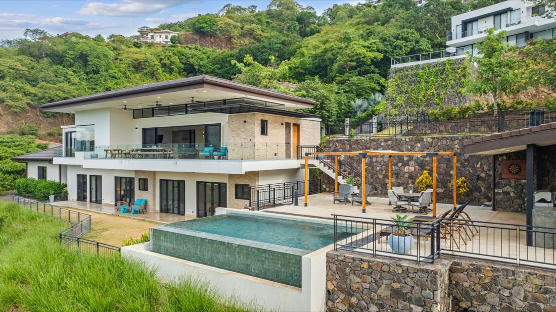 Casa Roble — Exterior