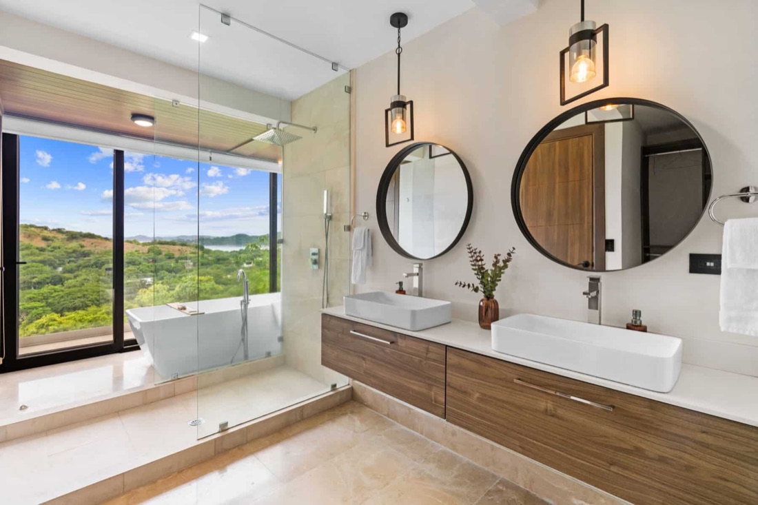 Casa Roble — Bathroom